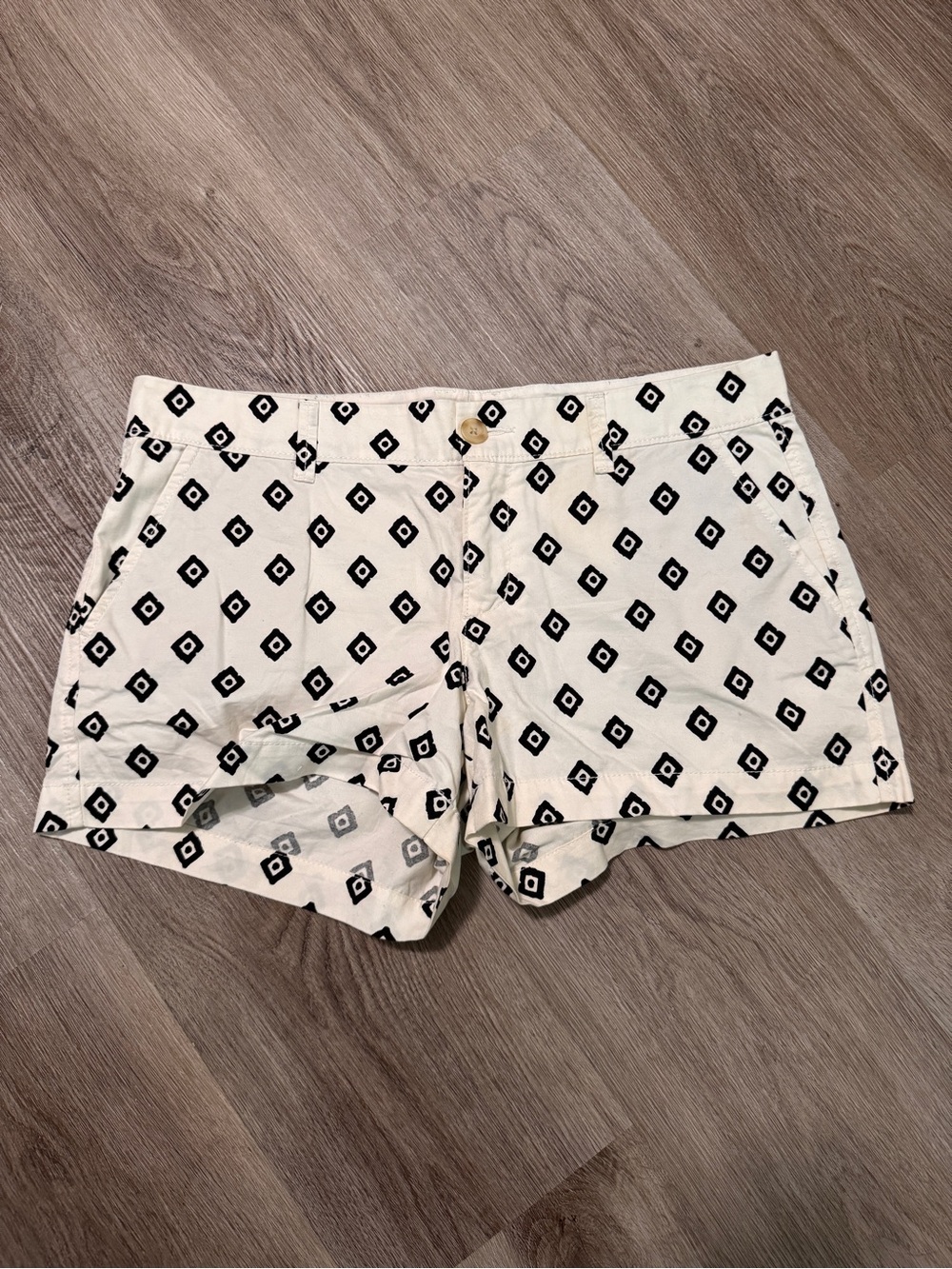 Old Navy White Black Pattern Shorts 6